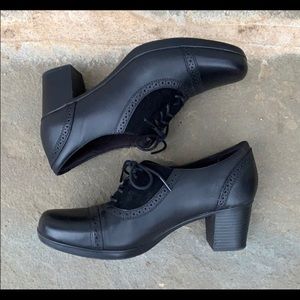 Clark’s Bendable Oxford Heels Black size 9.5